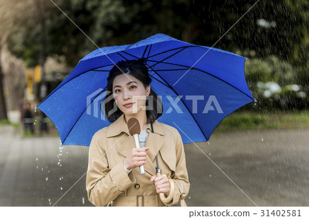 婦女的安娜報導了下雨的街道 31402581