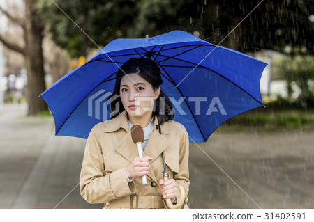Women's Anna who reports on the street where it rains 31402591