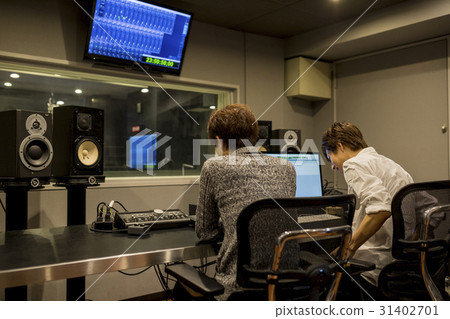錄音棚包括在內 錄音棚包括在內 31402701
