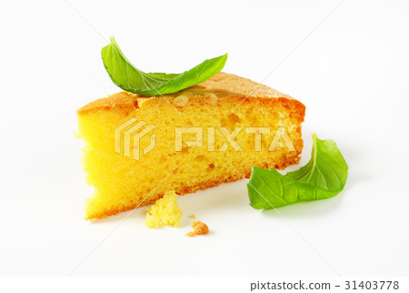 Slice of lemon sponge cake Slice of lemon sponge cake 31403778