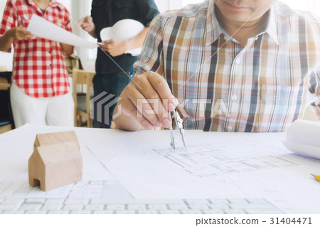 Engineer meeting for architectural project Engineer meeting for architectural project 31404471