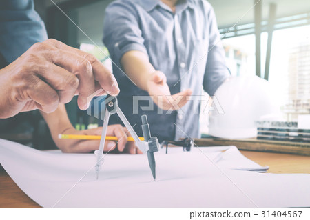Engineer meeting for architectural project Engineer meeting for architectural project 31404567