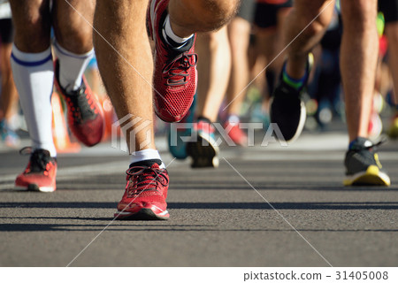 Marathon running in the light of evening 31405008