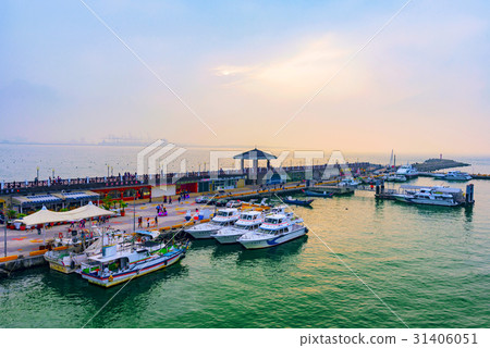 Fisherman's wharf seafront area during sunset Fisherman's wharf seafront area during sunset 31406051