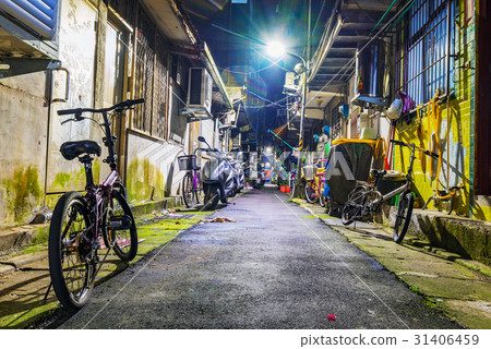 Residential side street with old houses 31406459