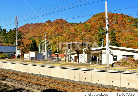 Autumn leaves and unmanned station Autumn leaves and unmanned station 31407330