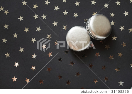 Two silver macaroons 31408256