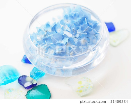 Glass and hydrangea 31409284