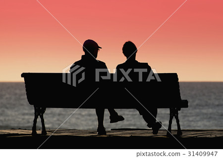 Silhouette seniors couple waiting for colourfull  31409947