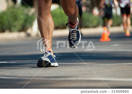 Marathon running in the light of evening 31409960