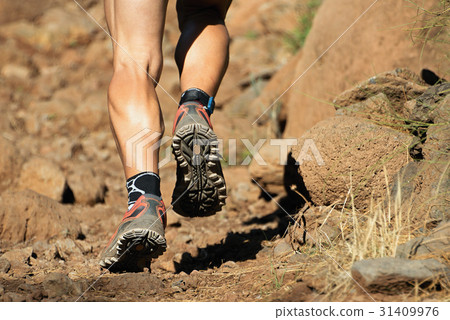 Cross running feet run through rocky terrain 31409976