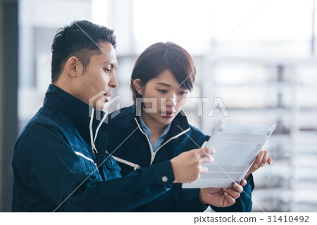 Factory worker 31410492