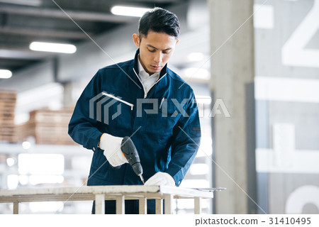 Factory worker 31410495
