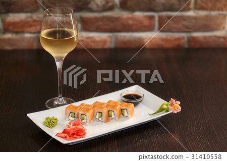 Philadelphia maki sushi rolls with salmon 31410558