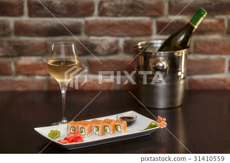 Philadelphia maki sushi rolls with salmon 31410559