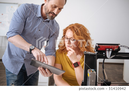Nice handsome man pointing at the tablet screen 31410942