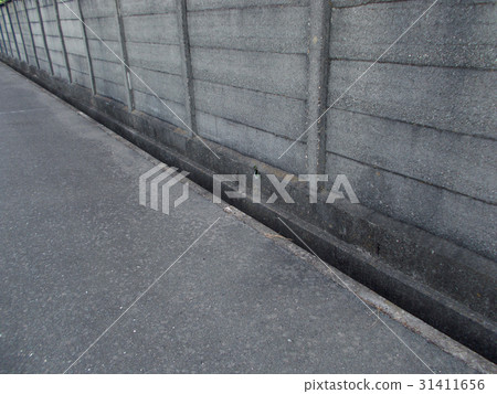 Concrete fence and side grooves 31411656