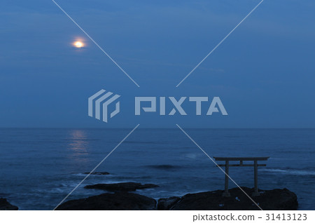 Oasama海岸在月光下的夜晚 31413123