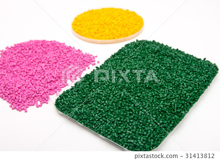 The plastic granules into a measuring container  31413812