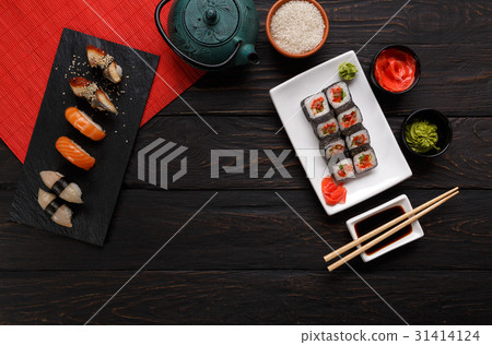 Sushi and rolls background, frame on black, top Sushi and rolls background, frame on black, top 31414124
