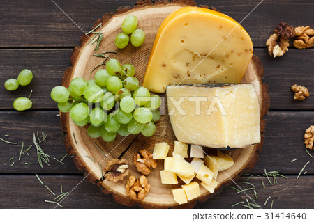 Cheese platter, gouda herb on natural wood disc Cheese platter, gouda herb on natural wood disc 31414640