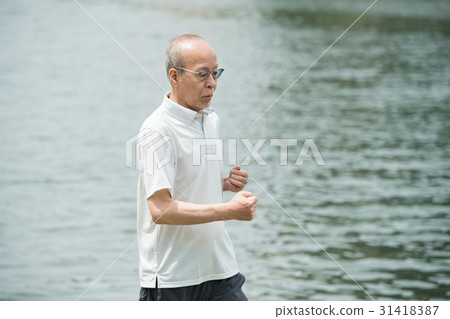 資深男性跑步的活躍資深圖像 31418387