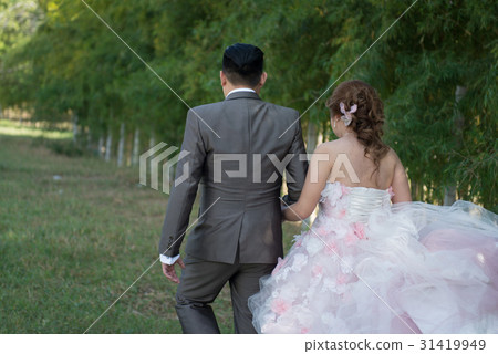Married couple walking 31419949