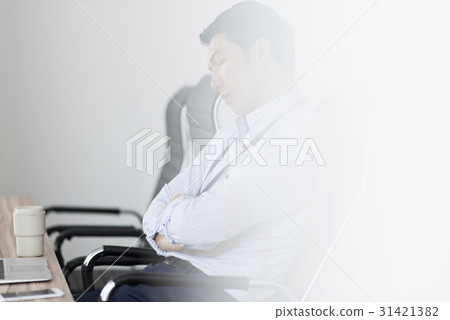 一個男性在他30歲的商人辦公室 一個男性在他30歲的商人辦公室 31421382