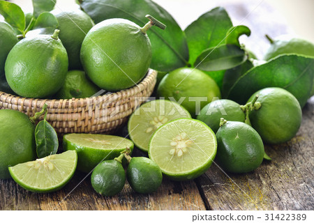 fresh limes 31422389