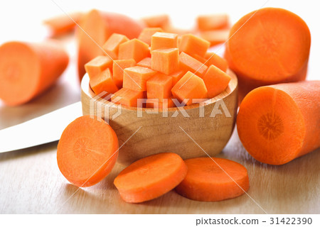 carrot slices in wood bowl carrot slices in wood bowl 31422390