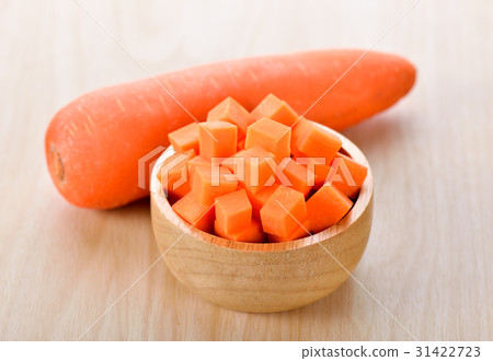 carrot slices in wood bowl 31422723