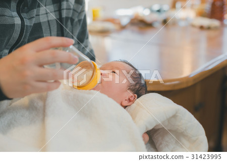 newborn, newborn child, baby bottle 31423995