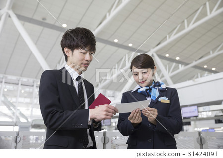 Businessman asking airport staff 31424091