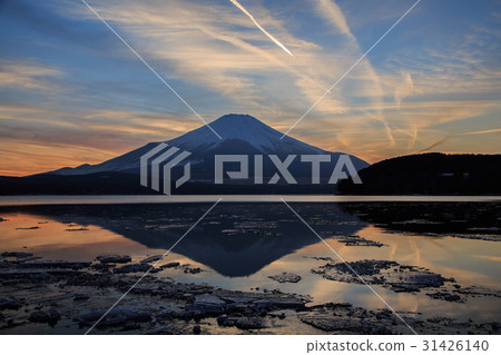 在冬天在山中湖閃耀的富士山的晨光 在冬天在山中湖閃耀的富士山的晨光 31426140