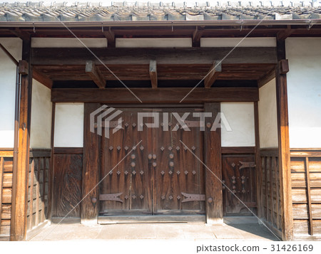 The entrance gate of the former house 31426169