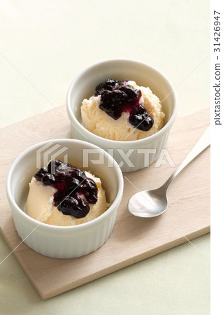 Vanilla ice (blueberry sauce) 31426947