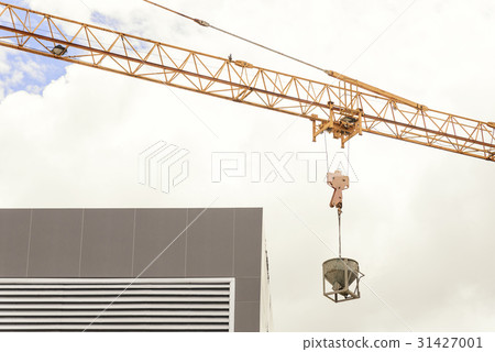 The concrete bucket attach with the hoist  31427001
