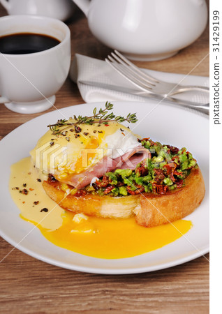 Toast with guacamole with egg Benedict 31429199