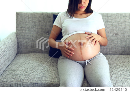 woman pregnant 9 month woman pregnant 9 month 31429340