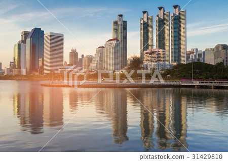 City office building with water reflection 31429810