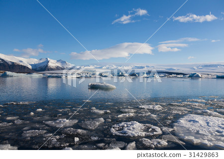 Jakulsarlon natural ice lagoon with clear blue sky 31429863