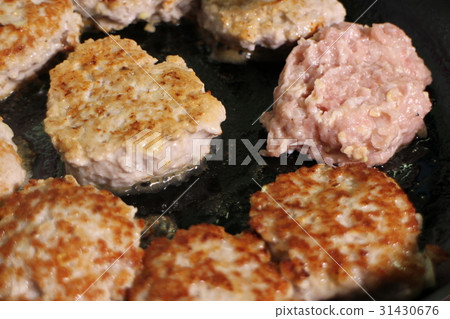 fries cutlets in a frying pan fries cutlets in a frying pan 31430676