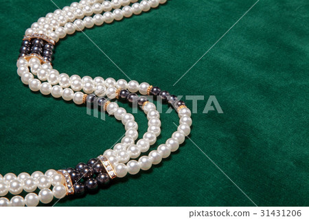 Pearl necklace 31431206