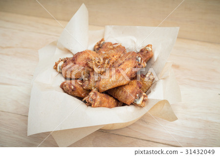 Fried chicken wings and crispy garlic in plate 31432049