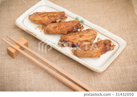 Fried chicken wings and crispy garlic in plate 31432050