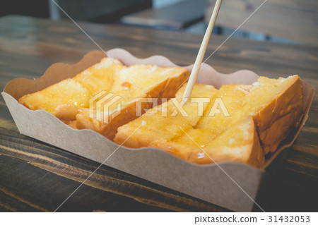 Toast bread with sweetened condensed milk Toast bread with sweetened condensed milk 31432053