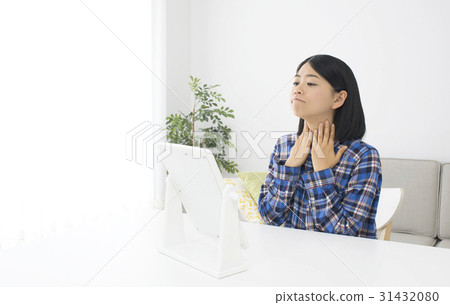 A woman who confirms tonsils while watching the mirror A woman who confirms tonsils while watching the mirror 31432080