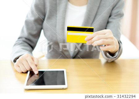 Close-up woman's hands holding a credit card  31432294