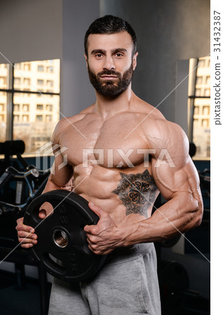 Handsome power athletic man on diet training pumping up muscles 31432387