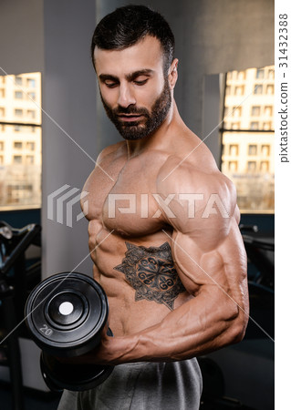 Handsome power athletic man on diet training pumping up muscles 31432388